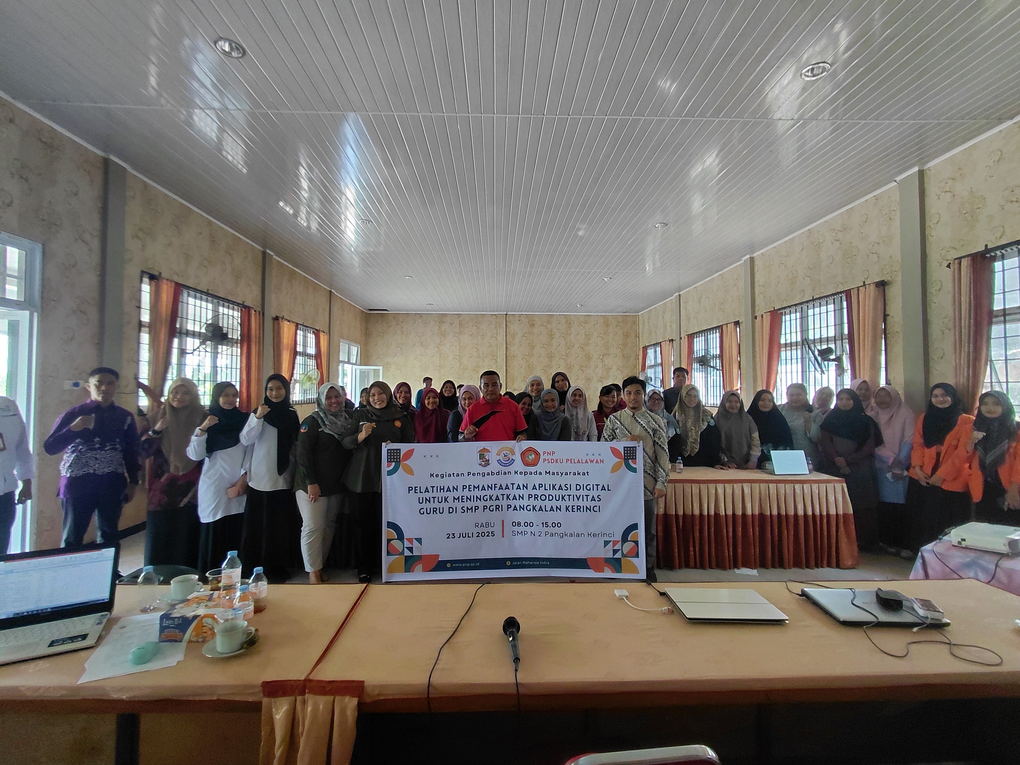 PELATIHAN PEMANFAATAN APLIKASI DIGITAL UNTUK MENINGKATKAN  PRODUKTIVITAS GURU DI SMP PGRI PANGKALAN KERINCI